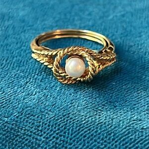 Elegant Gold Pearl Ring